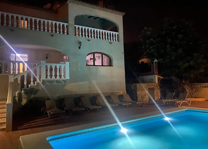 Agradable Con Piscina Y Vistas Al Mar 빌라 *